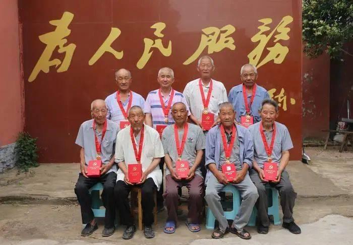 《装在套子里的人》:成年人的悲哀,就是装聋作哑得过且过